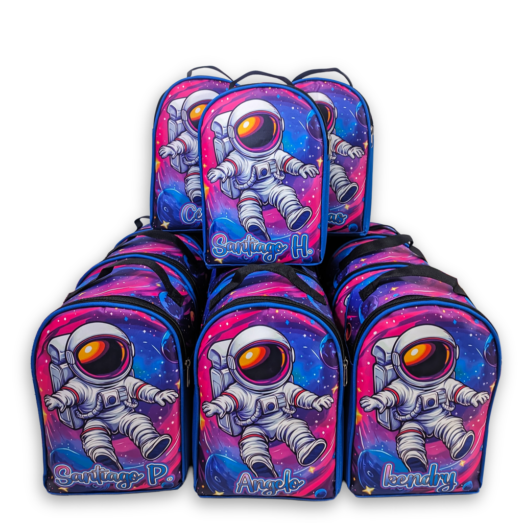 Cotillones Party pack de loncheras con temática de astronauta en tonos morados y azules, ilustraciones vibrantes de astronautas flotando en el espacio, personalizadas . Material textil resistente con asas. Marca Morralkids, fabricado en Venezuela.